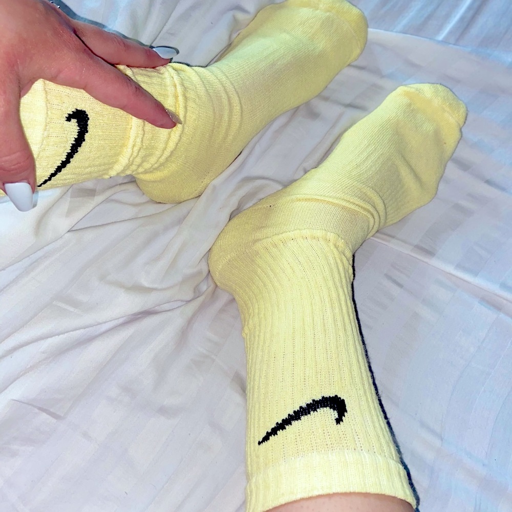 1 PAIR NIKE COLORED SOCKS